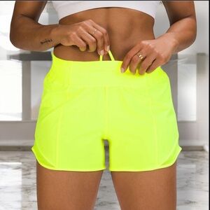🍋 Lululemon Hotty Hot High-Rise Lined Short 4"
Highlight Yellow size 4